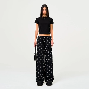 Detailansicht eines schwarzen Baumwoll-T-Shirts mit bedruckter weiter Freizeithose