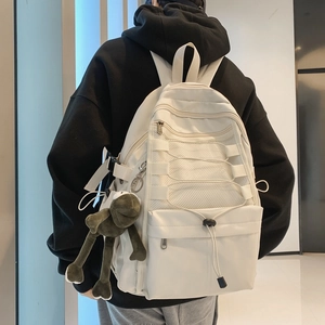 Vue détaillée du dos du sac de sport blanc en nylon avec poches filet et pendentif
