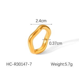 Detail view of wavy gold ring showing dimensions of 2.4cm and weight of 5.7g