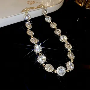 Collier de luxe doré étincelant avec cristaux ronds sur fond noir à haute réflexion