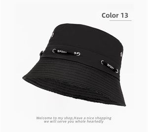 Dettaglio di un cappello a secchiello in mesh nero con occhielli e cordino SPORT
