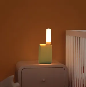 Detalle de luz nocturna USB portátil con llama cálida conectada a una batería externa