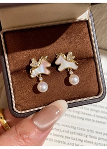 Détails de boucles d'oreilles licorne dorées avec nacre et une perle pendante