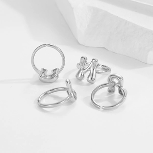 Verstellbare silberne offene Ringe mit gotischen Buchstaben auf minimalistischem Stein