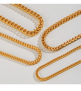 Detailansicht goldener geflochtener Weizenketten in verschiedenen Stärken für Unisex