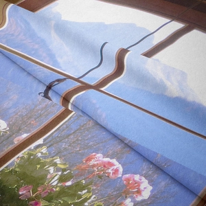 Detail eines hochwertig bedruckten Camping-Wandteppichs mit Landschaftsmuster und Textur