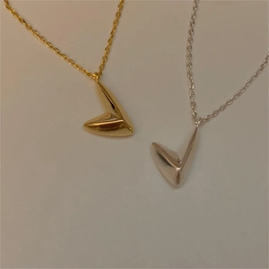 Minimalist S925 silver irregular V-shaped pendant necklace in gold and silver finish