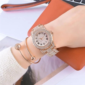 Nahaufnahme von Luxusuhr und Armband-Set in Roségold mit Strasssteinen am Handgelenk