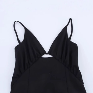 Vestito mini nero minimalista con scollo a V profondo e spalline sottili chic