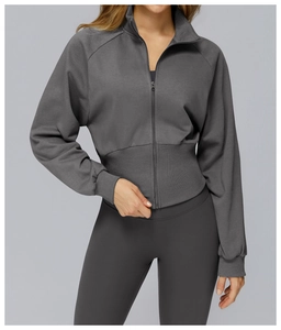 Detailaufnahme von winddichtem Stehkragen-Sweatshirt mit hochwertiger Stricktextur und Reißverschluss