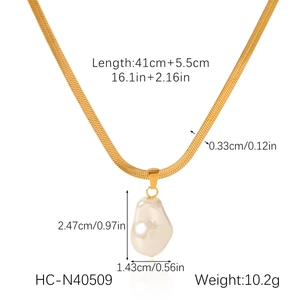 Vue détaillée du collier chaîne serpent plaqué or 18 carats avec pendentif perle baroque