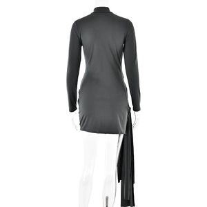 Vue arrière d'une robe courte noire à manches longues avec un détail de drapé latéral élégant