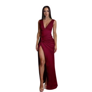 Robe de soirée élégante en satin rouge foncé avec col en V profond et fente haute