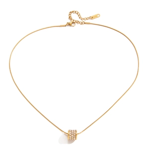 Detail der 18K vergoldeten Edelstahl-Schlangenkette mit funkelndem Zylinder-Anhänger