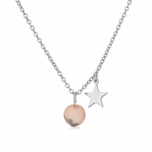 Nahaufnahme von silbernem Sternanhänger und rosa Naturstein an einer Edelstahlkette