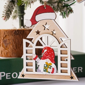 Detailaufnahme eines hölzernen Haus-Weihnachtsschmucks mit festlichem Gnome-Motiv