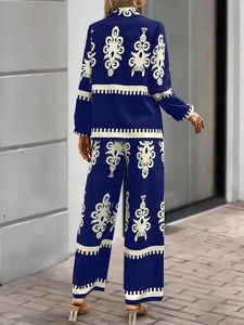 Ensemble bleu marine avec haut géométrique à manches longues et pantalon large vue de dos