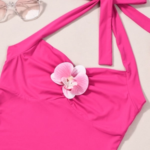 Détail d'un haut licou rose fuchsia avec une fleur d'orchidée 3D à dégradé de couleurs