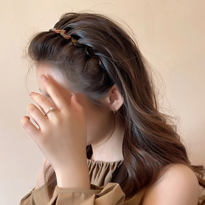 Leopard print wavy headband for women with tortoiseshell design for hair styling
