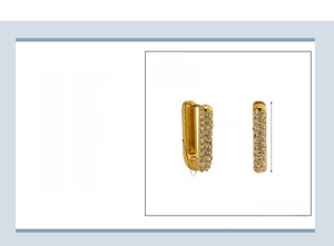 Makroansicht goldener U-förmiger Strass-Ohrringe mit Abmessungen von 13x20 mm