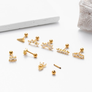 Ohrknorpel-Ohrstecker aus goldenem Edelstahl mit Zirkonia-Kronen- und Dreieck-Designs
