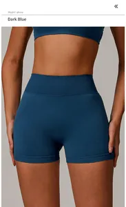 Gros plan du short de yoga sans couture bleu marine à taille haute et texture côtelée