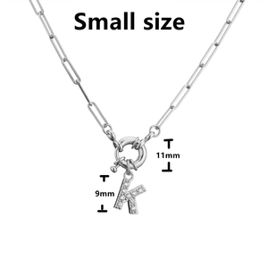 Détail macro du pendentif lettre K serti et fermoir anneau 11mm avec chaîne trombone