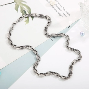 Silberne Edelstahl Ankerkette mit Karabinerverschluss auf einem eleganten Hintergrund