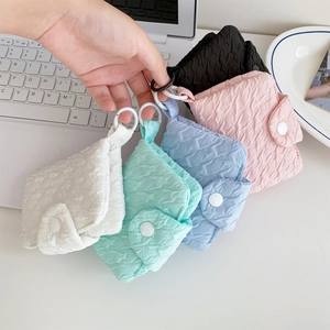 Mini astucci goffrati in cinque colori per monete e auricolari con anelli a gancio