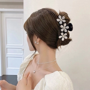 Elegante molletta per capelli nera con fiori di cristallo indossata da modella per stile