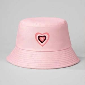 Dettaglio di un cappello a secchiello rosa in cotone con motivo a cuore a strati