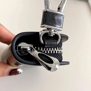 Custodia per chiavi auto universale in pelle nera effetto legno con cerniera e gancio in metallo
