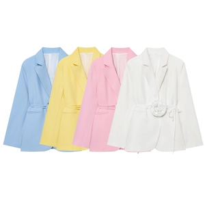 Veste blazer femme cintrée en couleurs pastel avec ceinture et décoration florale