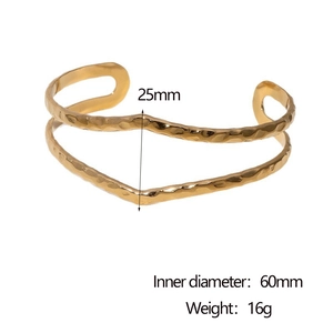 Détails du bracelet doré martelé avec dimensions de 25mm de hauteur et 60mm de diamètre