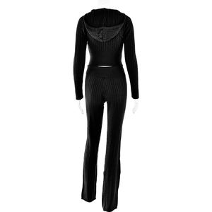 Rückansicht des schwarzen Strick-Zweiteilers mit kurzem Hoodie und gerader Strickhose