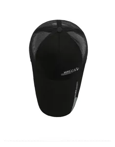 Detailansicht von oben auf schwarze Sport-Basecap mit atmungsaktivem Mesh und Logo