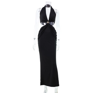 Robe longue licou noire élégante avec taille ajourée et détail d'anneau métallique chic