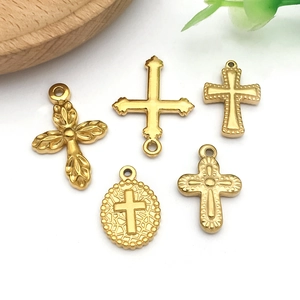 Détails de cinq pendentifs croix en acier inoxydable doré assortis pour la création DIY