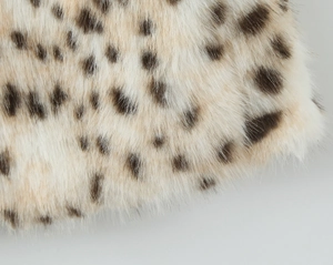 Detailaufnahme der hochwertigen Kunstpelz-Textur mit Leopardenmuster für Wintermäntel