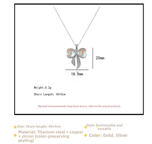 Dettaglio del ciondolo a fiocco con zirconi che mostra le dimensioni di 20x18,5 mm