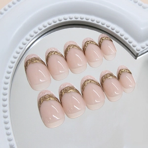 Französische Kunstnägel in Nude-Rosa mit weißer Spitze und goldener Relief-Dekoration