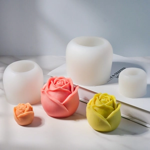Vue détaillée de moules en silicone rose et de savons artisanaux floraux en trois tailles