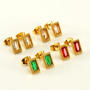 Lot de quatre paires de boucles d'oreilles géométriques en acier doré et zircons colorés