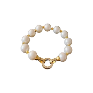 Elegant gold-plated pearl bracelet with zircon encrusted round clasp and gold beads