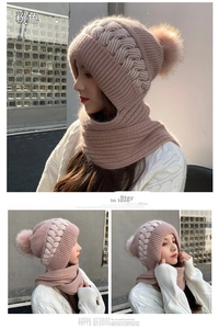 Dettaglio del set sciarpa con cappuccio rosa a maglia con trecce e pompon in finta pelliccia