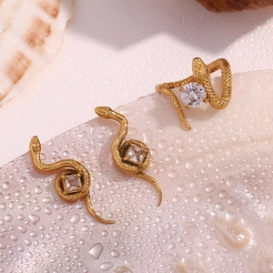 Gros plan détaillé de boucles d'oreilles serpent en or 18K avec zircons cubiques