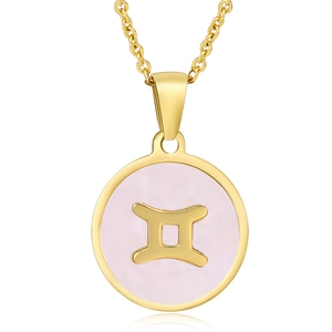 Gros plan du pendentif doré signe Gémeaux avec incrustation en nacre rose sur chaîne