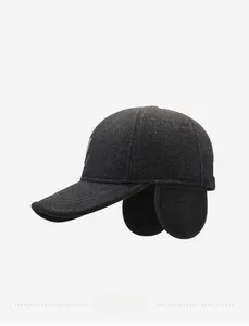 Detail einer dunkelgrauen Winter-Basecap mit Ohrenklappen und dicker Wollstoff-Textur