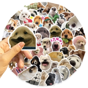 Detailopname van waterdichte hondenmeme-stickers met levendige prints voor laptops