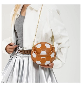 Modische Fußball-Umhängetasche mit Goldkette am Modell in weißer Jacke getragen